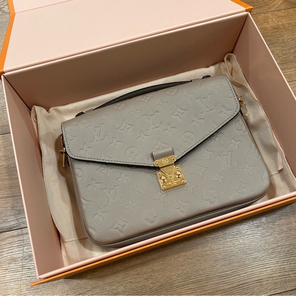 Louis Vuitton Pochette Metis handbag in turtle dove - Comes with box and dustbag - Picture 10 of 15
